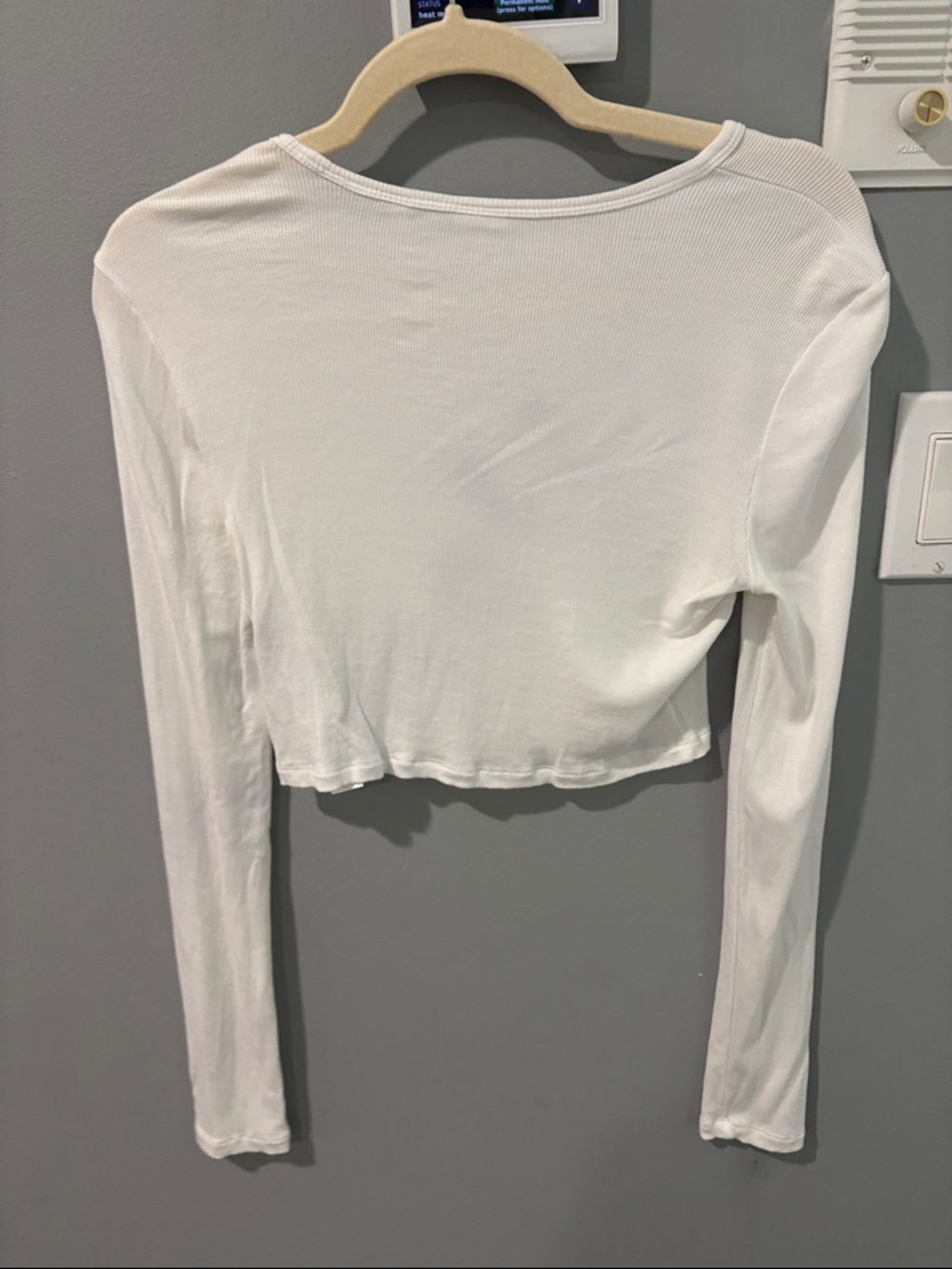 Aritzia White Ribbed Long-Sleeve Cropped Tee - Picture 3 of 3
